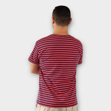 Cargar imagen en el visor de la galería, Camiseta de Rayas Rojas con Azul Oscuro para Hombre de Espalda
