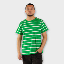 Cargar imagen en el visor de la galería, Camiseta Verde con Rayas Blancas para Hombre (Frente)
