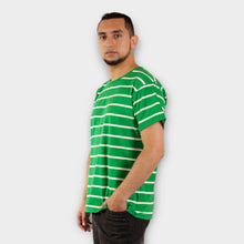 Cargar imagen en el visor de la galería, Camiseta Verde con Rayas Blancas para Hombre (Lado)
