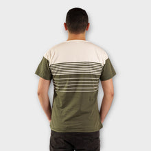 Cargar imagen en el visor de la galería, Camiseta de Rayas Verde Militar y Blancas Hueso para Hombre (Espalda)
