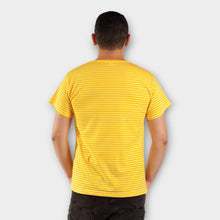 Cargar imagen en el visor de la galería, Camiseta Amarilla de Rayas Blancas para hombre de espalda
