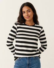 Cargar imagen en el visor de la galería, Modelo frente - Buzo de rayas negras y blancas para mujer - 2.5 cm
