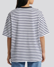 Cargar imagen en el visor de la galería, camiseta-blanca-a-rayas-negras-modelo-mujer-espalada
