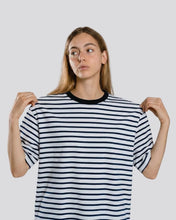 Cargar imagen en el visor de la galería, camiseta-blanca-a-rayas-negras-modelo-mujer
