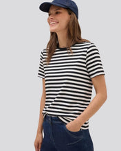 Cargar imagen en el visor de la galería, camiseta_de_rayas_medianas_negras_y_blancas_mujer
