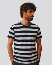 Cargar imagen en el visor de la galería, camiseta_de_rayas_negras_y_blancas_hombre
