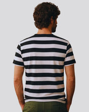 Cargar imagen en el visor de la galería, camiseta_de_rayas_negras_y_blancas_hombre_espalda
