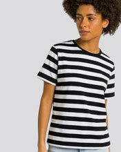 Cargar imagen en el visor de la galería, camiseta_de_rayas_negras_y_blancas_mujer
