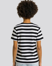 Cargar imagen en el visor de la galería, camiseta_de_rayas_negras_y_blancas_mujer_espalda
