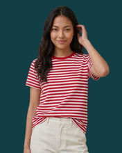 Cargar imagen en el visor de la galería, camiseta de rayas rojas y blancas - 1 cm - modelo mujer
