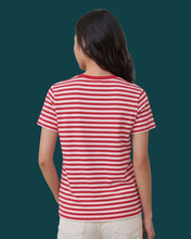 Cargar imagen en el visor de la galería, camiseta de rayas rojas y blancas - 1 cm - modelo mujer espalda
