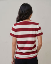 Cargar imagen en el visor de la galería, camiseta de rayas rojas y blancas - 6 cm - modelo mujer espalda
