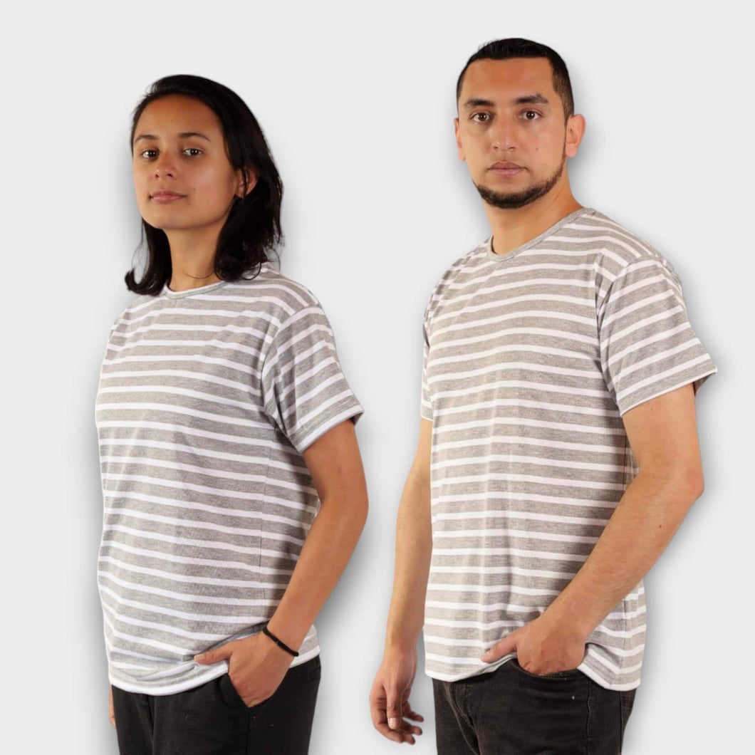 Camiseta de Rayas Grises y Blancas para Hombre y Mujer.