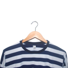 Cargar imagen en el visor de la galería, Buzo Oversize de Rayas Azules Oscuras y Blancas (Cuello)
