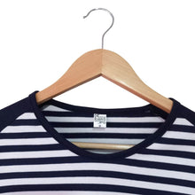 Cargar imagen en el visor de la galería, Buzo de Rayas Blancas con Azul Oscuro para mujer con Manga Azul Oscuro (Cuello)
