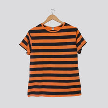 Cargar imagen en el visor de la galería, Camiseta de Rayas Negras con Naranjas
