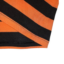 Cargar imagen en el visor de la galería, Camiseta de Rayas Negras con Naranjas (Dobladillo)
